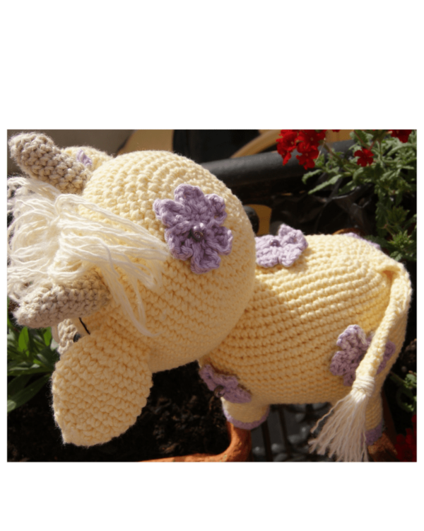 Vache jaune au crochet – Image 3