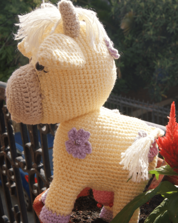 Vache jaune au crochet – Image 2