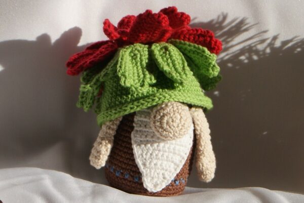 Gnome Poinsettia et son chapeau vert et rouge