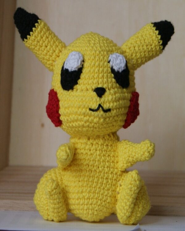 Pikachu crocheté main