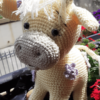 Vache jaune au crochet
