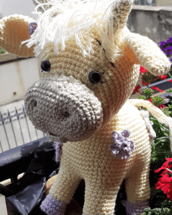 Vache jaune au crochet